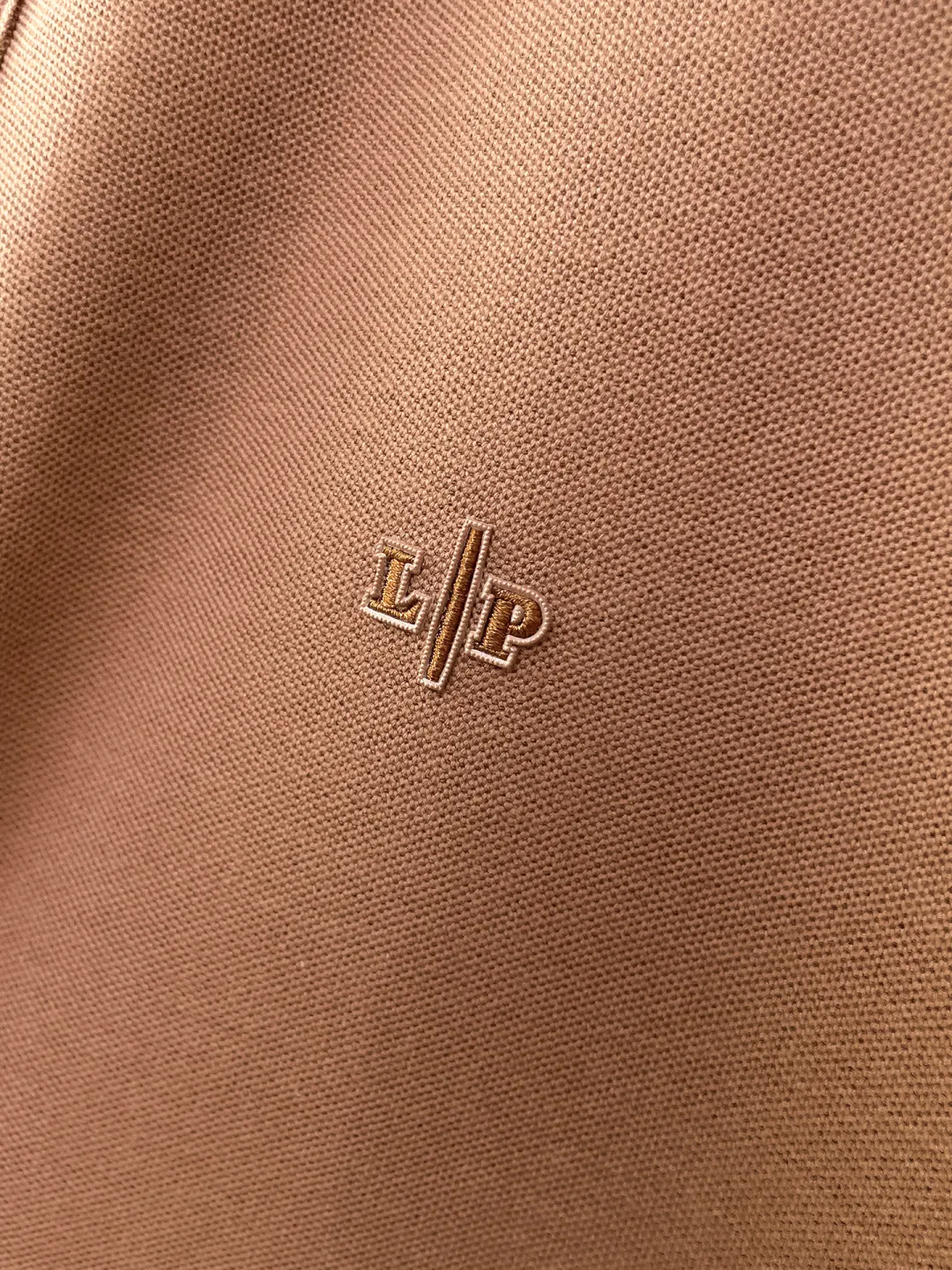 LP New Arrival long-sleeved Polo shirt, original fabric, official Same Style, made of pure cotton pique fabric, custom-made in the same vat, feels very comfortable and smooth, very wide and stylish, produced by factory for first-line brands, imported Behringer embroidery machine, embroidery is full and textured, collar and collar ribs are woven with imported yarn, does not deform after long-term wear, the most New Arrival style in autumn and winter, fashionable and individual Super Versatile and good-looking. It is very suitable for both men and women. It is a must-have for everyone. Size: M-XXXL